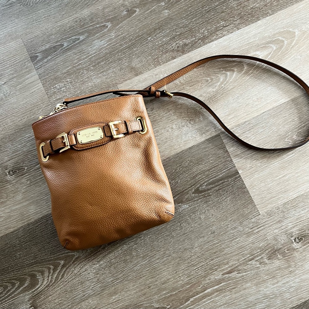 Michael Kors. Crossbody Purse with Discounted Shipping! Like new!
